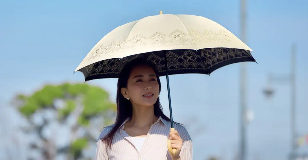 画像:日蔭だまり。日傘