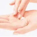 パール1個分の量をすくって、手のひらに。