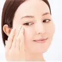 顔全体に伸ばして、頬、目元、口元には多めに。