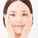 手のひらで10秒包み込む。セラミドが肌により浸透していきます。