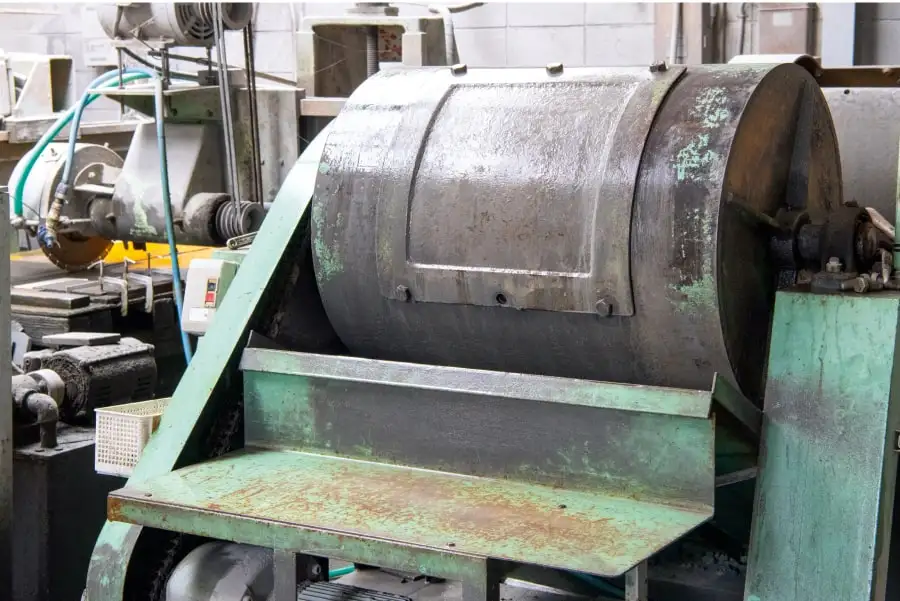 「ドラム式粉砕機」で小石大になるまで砕く様子