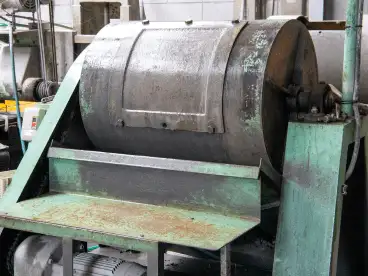 さらに「ドラム式粉砕機」で小石大になるまで砕く。