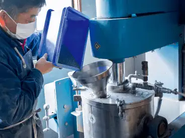 最後に「乾式粉砕機」で５ミクロン以下の微粒粉に。