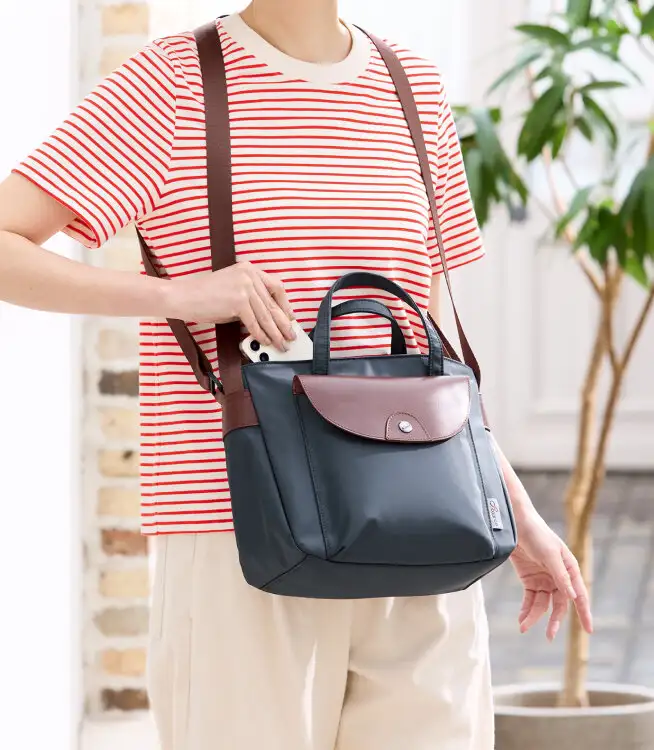 コアルーリュック「ステラ」リュックを前に抱えている
