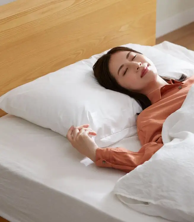 画像：メディカル枕。安眠する女性
