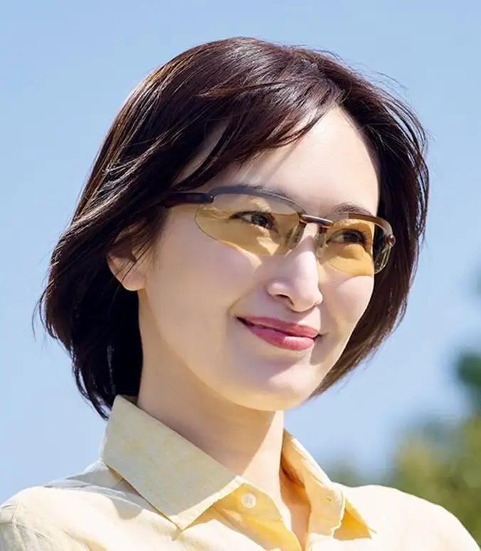 画像：メラニーナ。薄色サングラスをかける女性