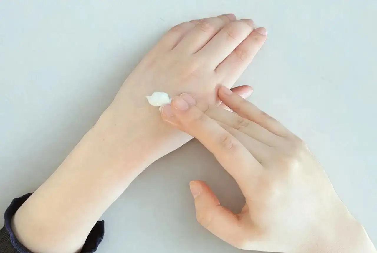 手だけじゃない。「老け見え」するパーツを潤すケア