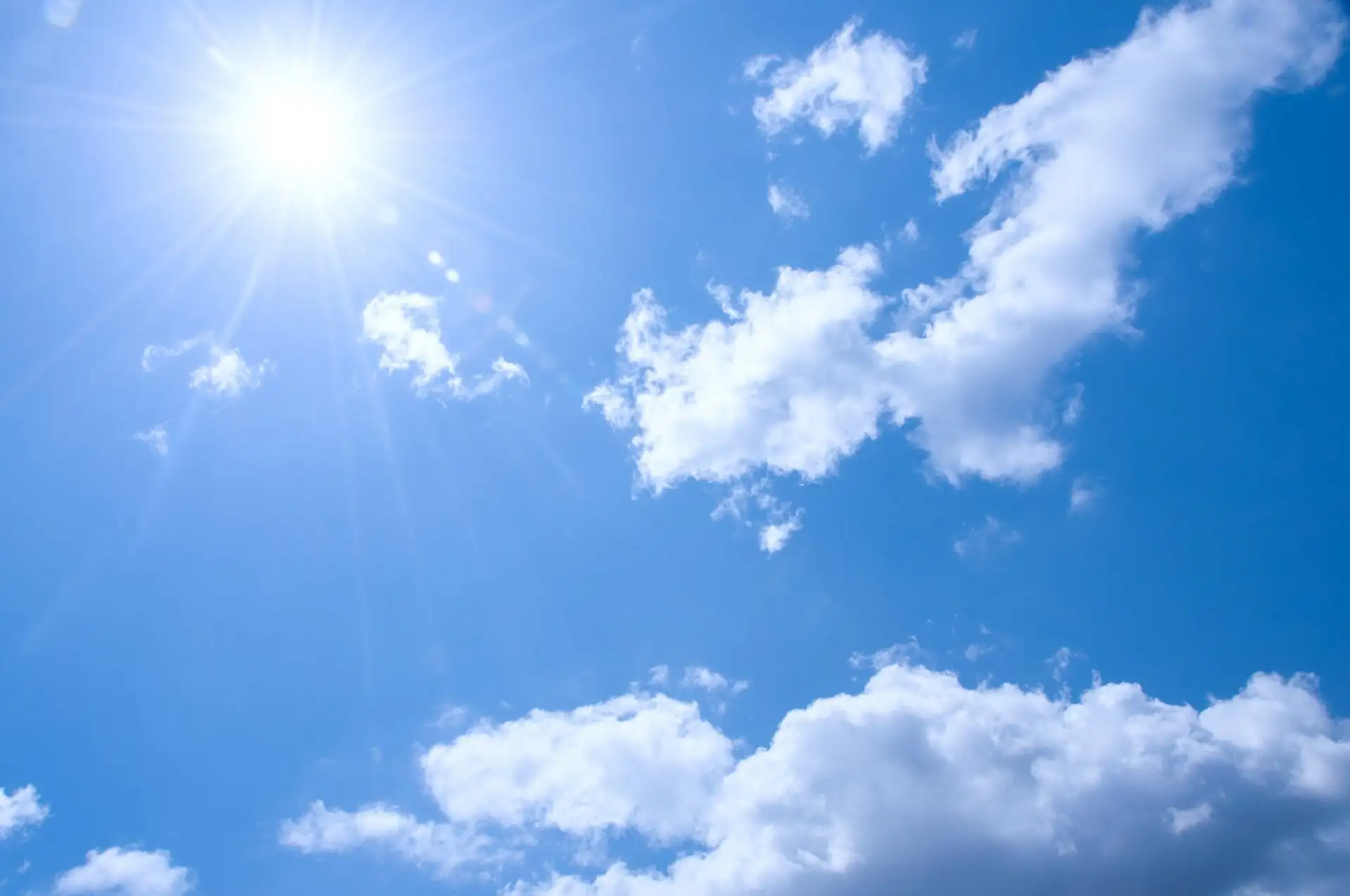 日差しの強い夏の青い空