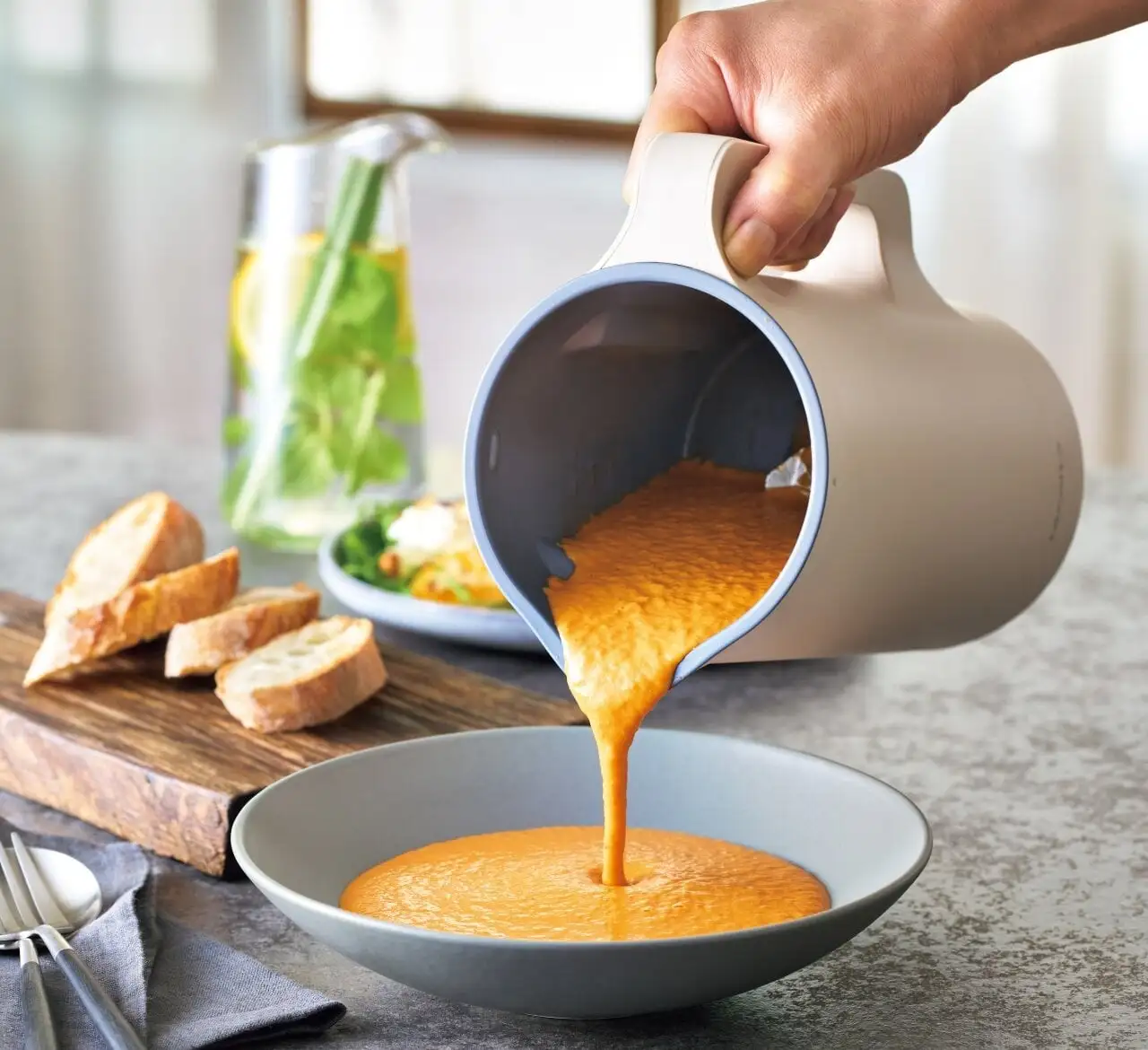 簡単な操作でスープやポタージュを手作りできる