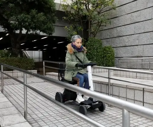 画像：電動カート試乗会。内田春菊さん