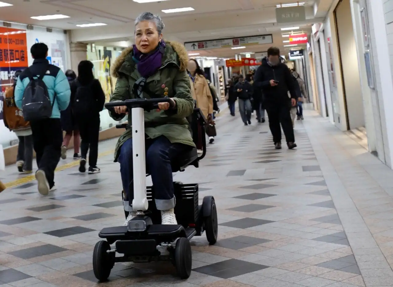 画像：電動カート試乗会。内田春菊さん