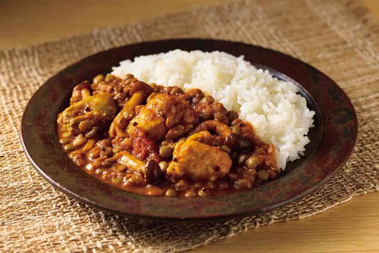 鶏もも肉と赤玉ねぎの赤カレーはなぜか辛い