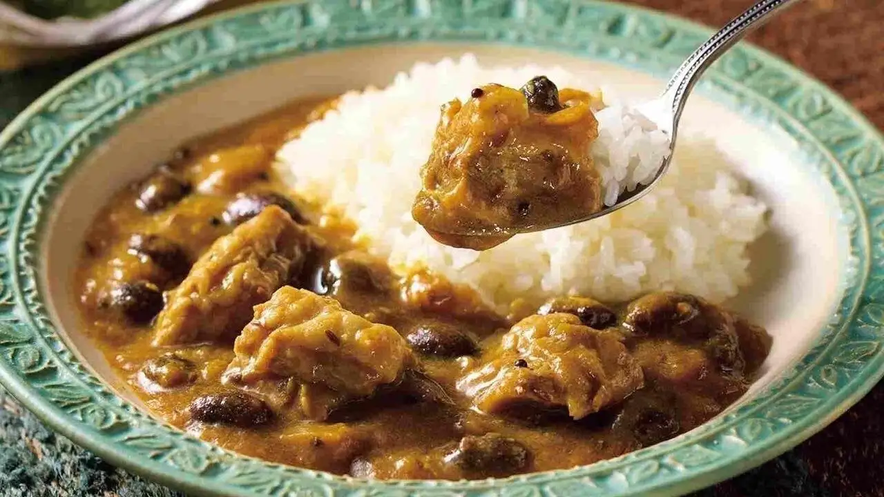 メイン牛すじと味噌の黄カレー