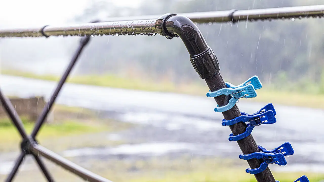 梅雨でも「干す」を諦めない。この道具でジメジメ布団の湿気を撃退