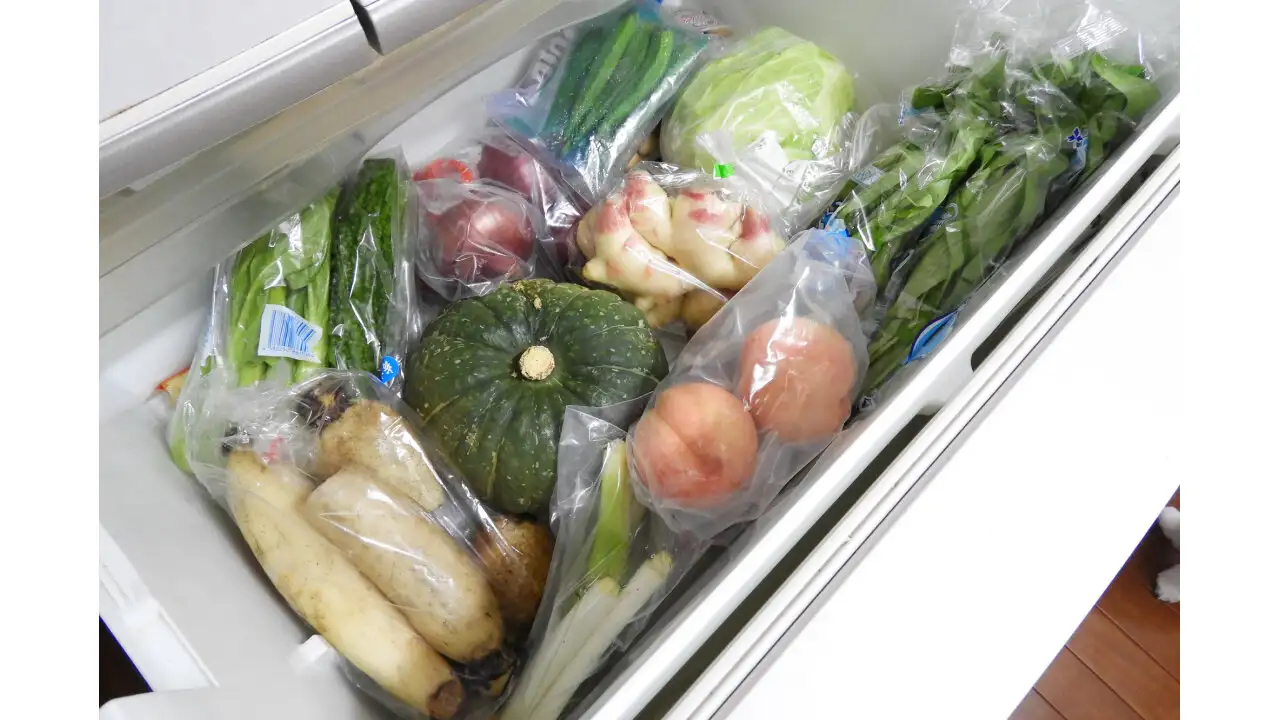 冷蔵庫の野菜室。手前の桃のほか、かぼちゃ、れんこん、長ネギ、キャベツなどが収納されている。