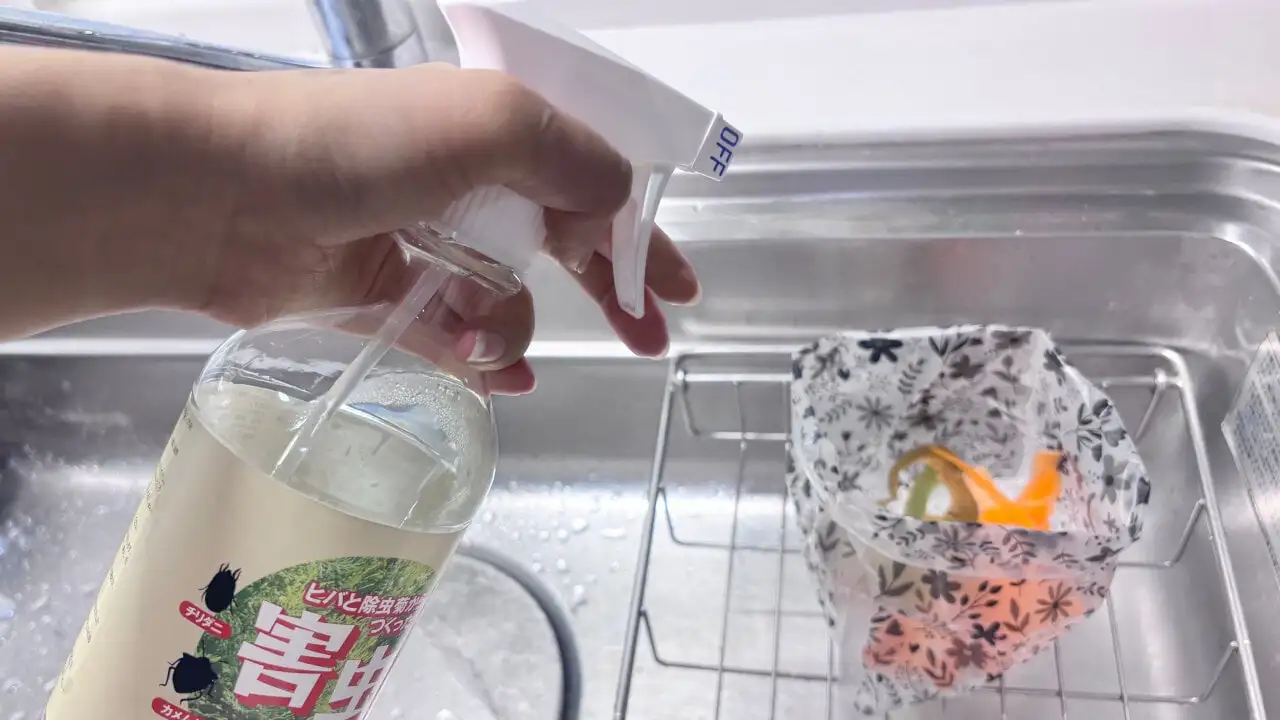 ヒバと除虫菊の害虫忌避スプレーを生ゴミにかける