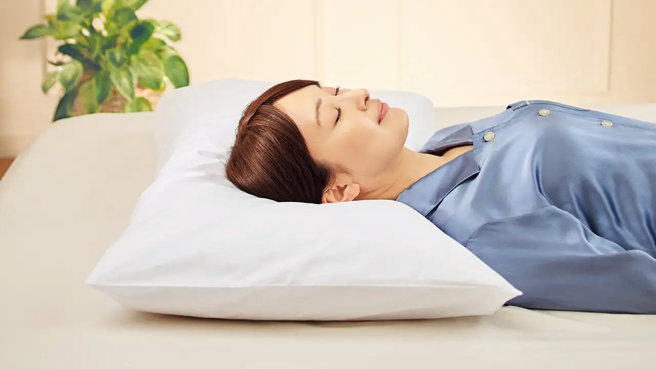 メディカル枕で眠る女性