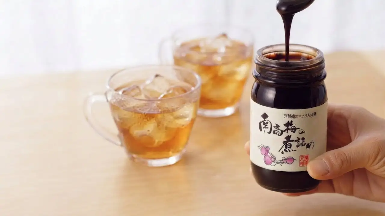 コップに入れた冷たい南高梅ドリンク