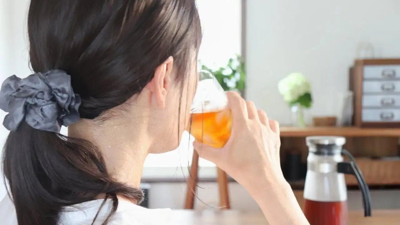 女性が冷たい飲み物を飲んでいる写真