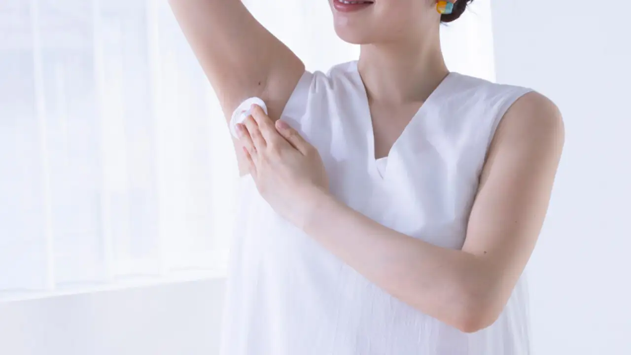 薬用制汗パウダー「さらすず」をわきにつけている女性