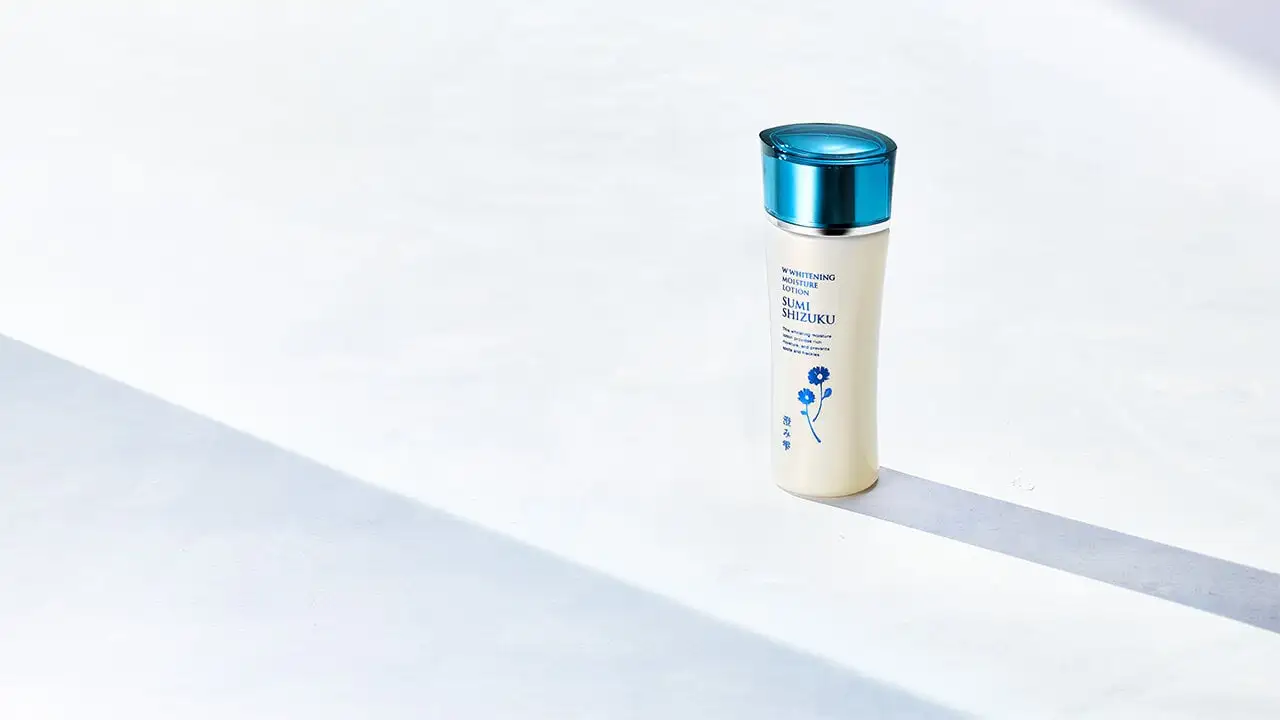 化粧水「澄み雫」に光が当たっている