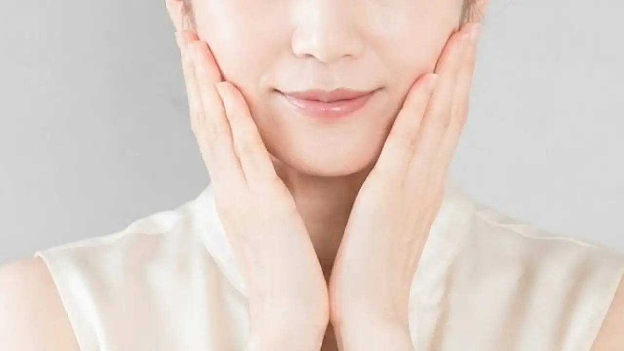 化粧水を塗り込む女性