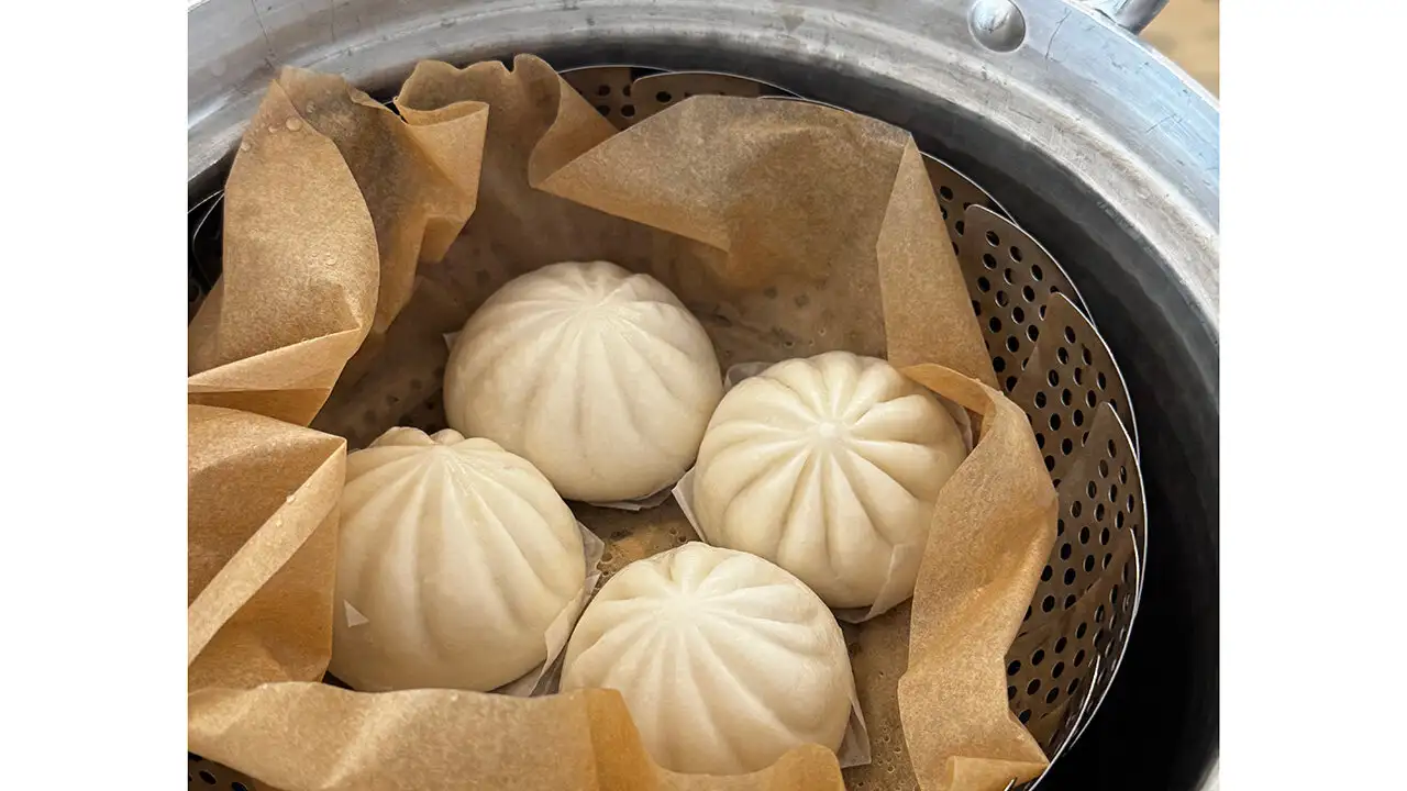 蒸し器で蒸されるミニ回鍋肉まん