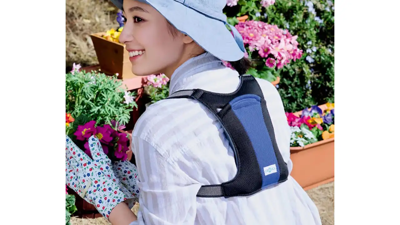 画像：アイスリュックを背負っている女性