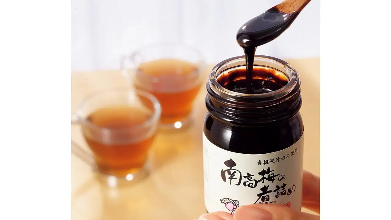 南高梅の煮詰めをスプーンですくい上げる様子