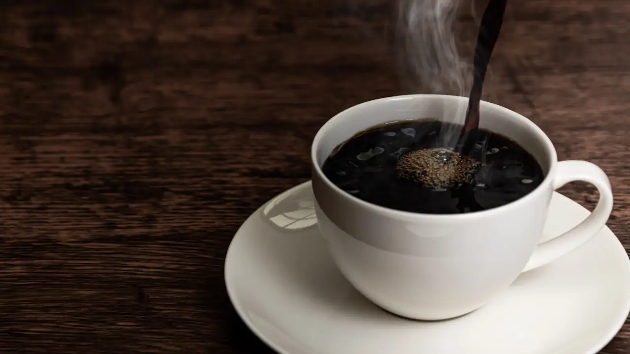 画像：湯気が立ち上がっているコーヒーカップ