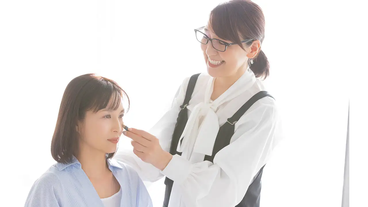 林みどりさんがモデルをメイクしている