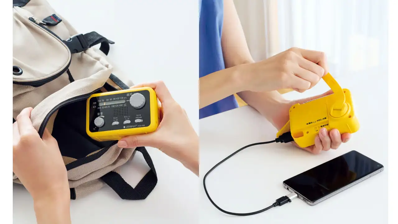 商品『備蓄ラジオECO-303』をリュックにしまっている。右：『備蓄ラジオECO-303』にスマホをつないで、手回し充電器として使用