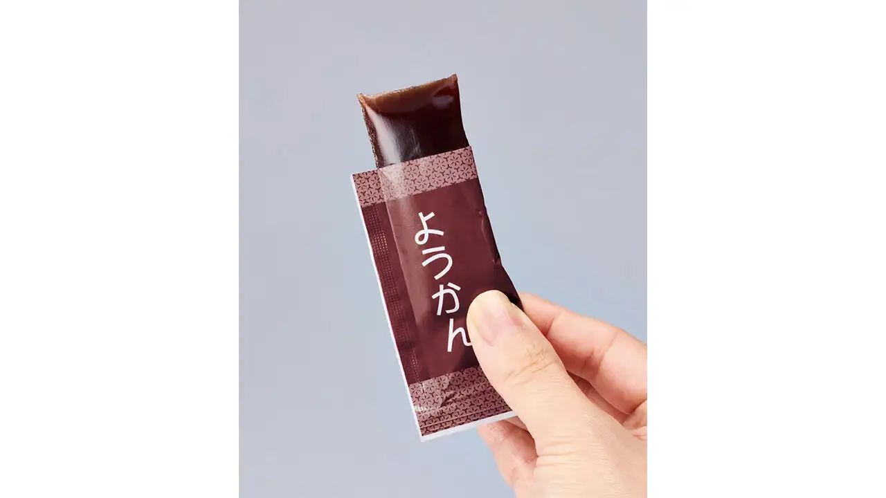 開封した商品『15グラム塩ようかん』のパウチをつまんでいる