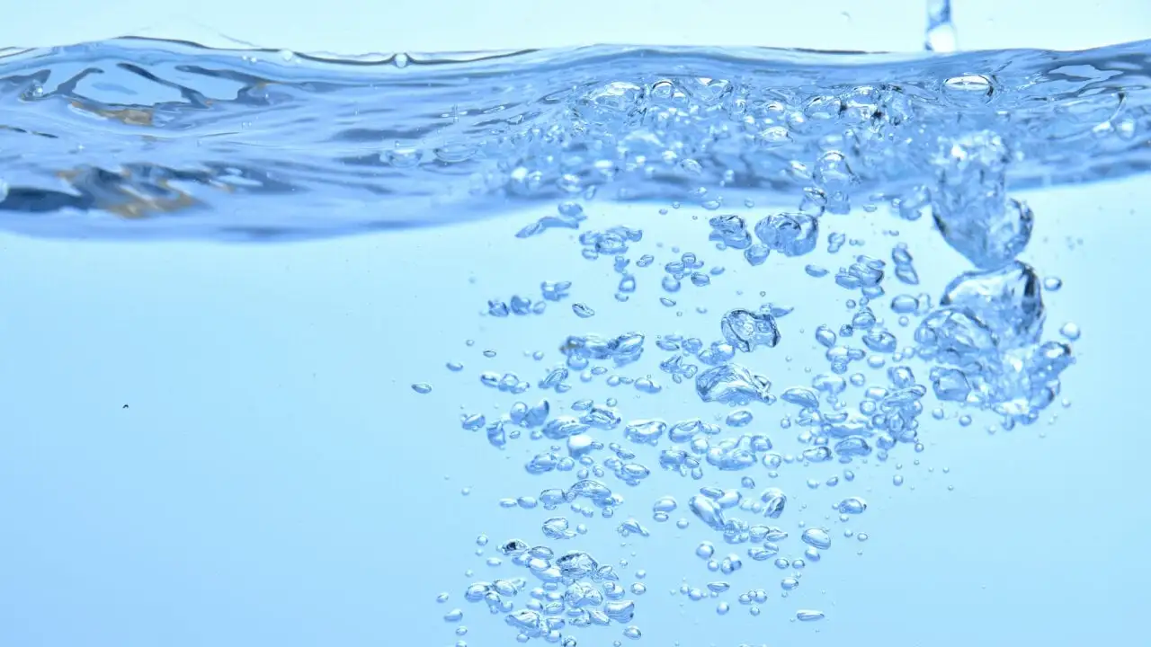 画像：水中に泡が漂っている様子