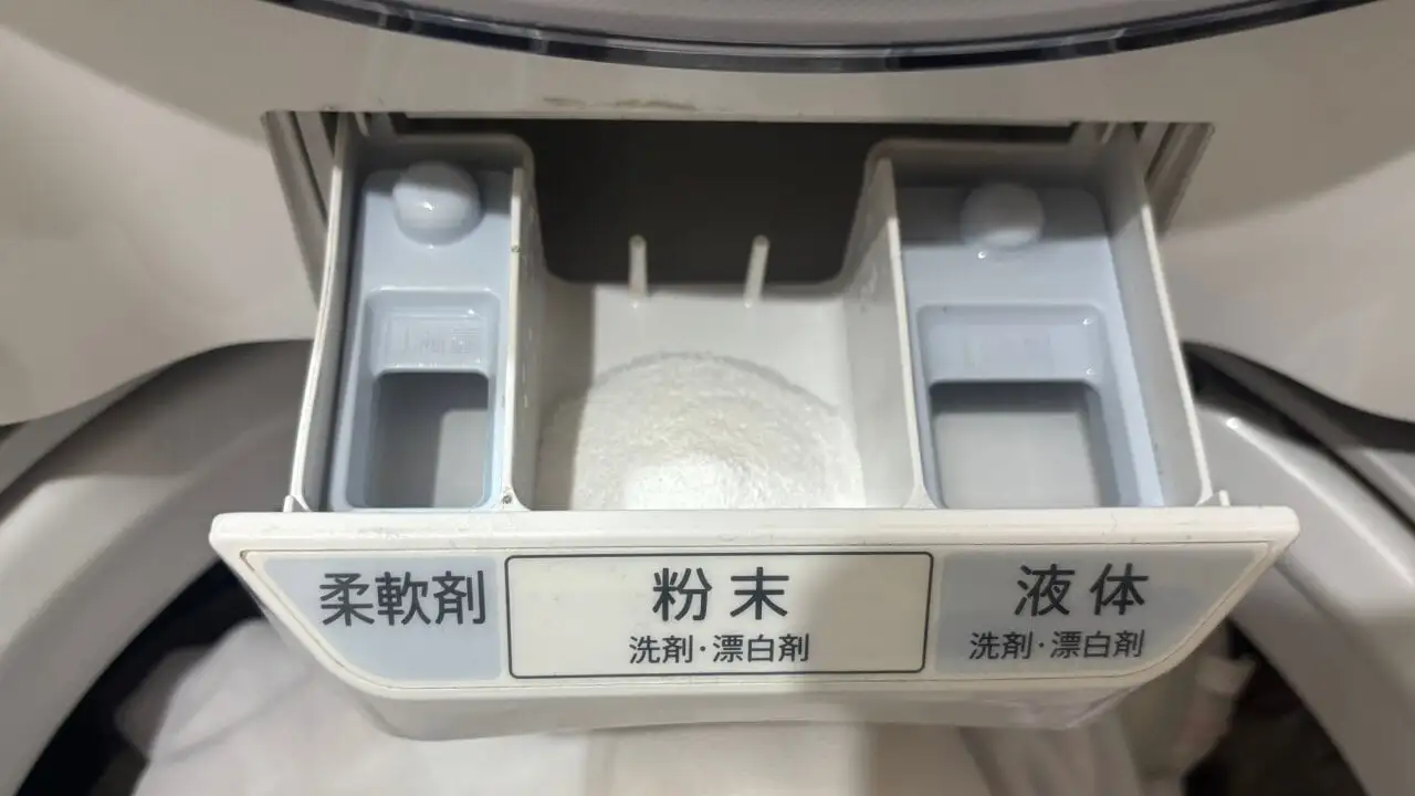 画像：洗濯機にゼロノンウォッシュを入れている様子