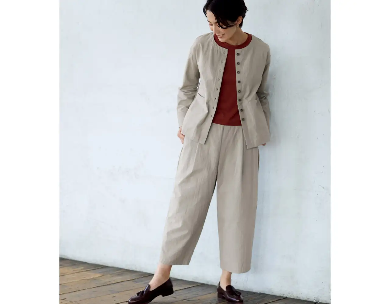 画像：揉みほぐし染めコットンのジャケットを着用している様子