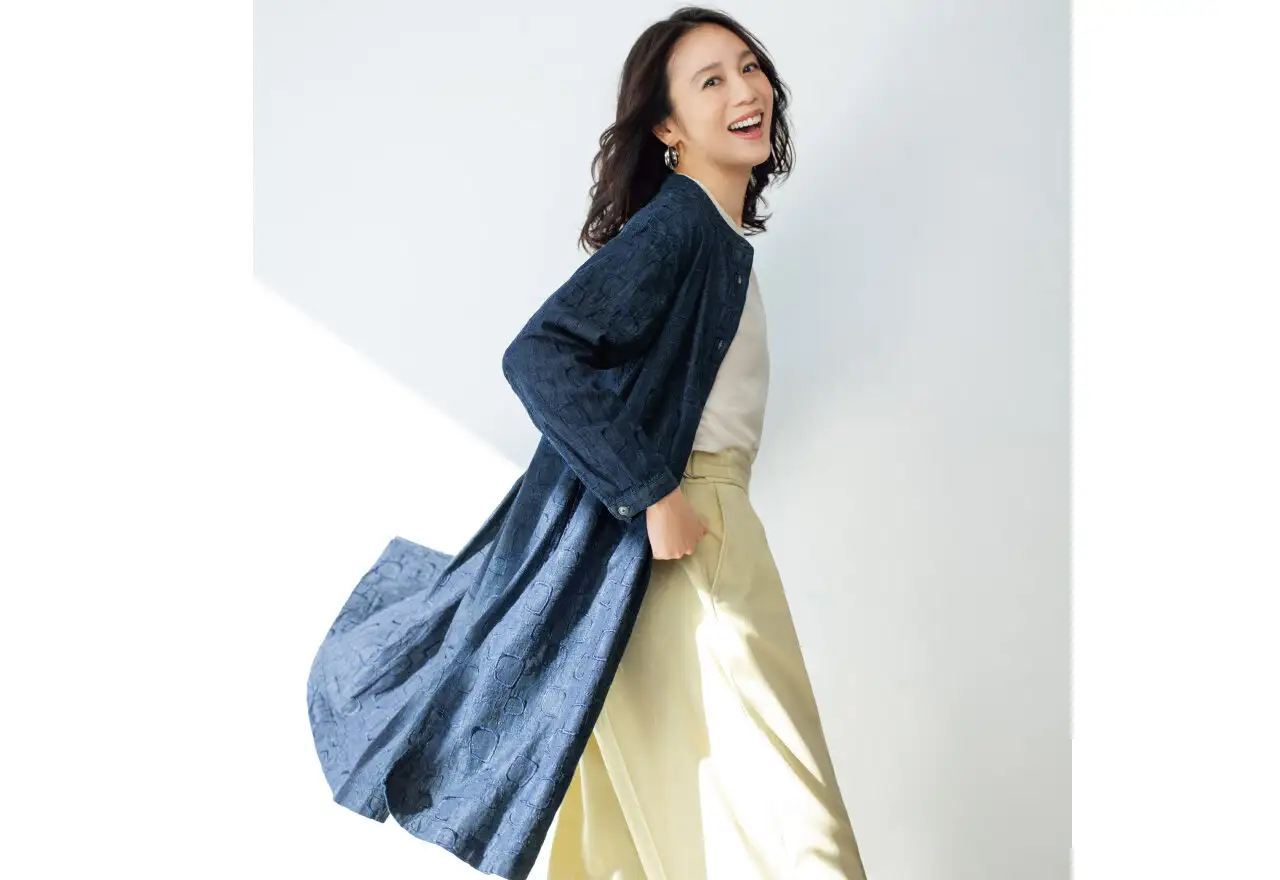 画像：ステッチデニムシャツドレスを羽織っている様子