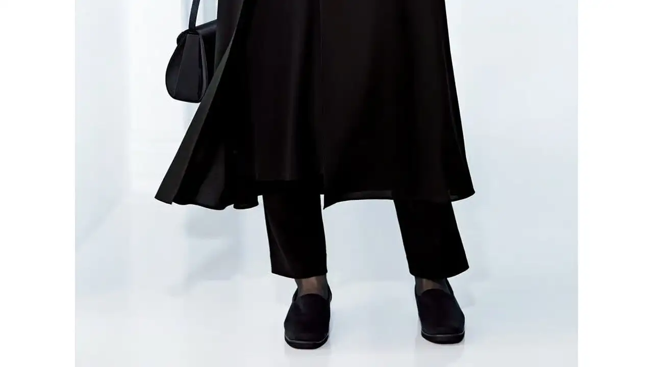 フォーマルワンピースの下にはいたフォーマルパンツ
