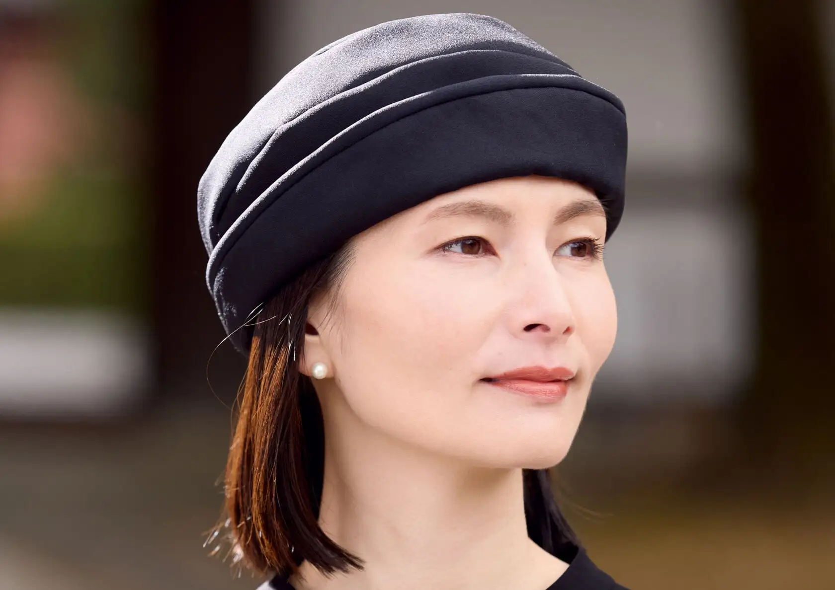 フォーマル帽子を被った女性