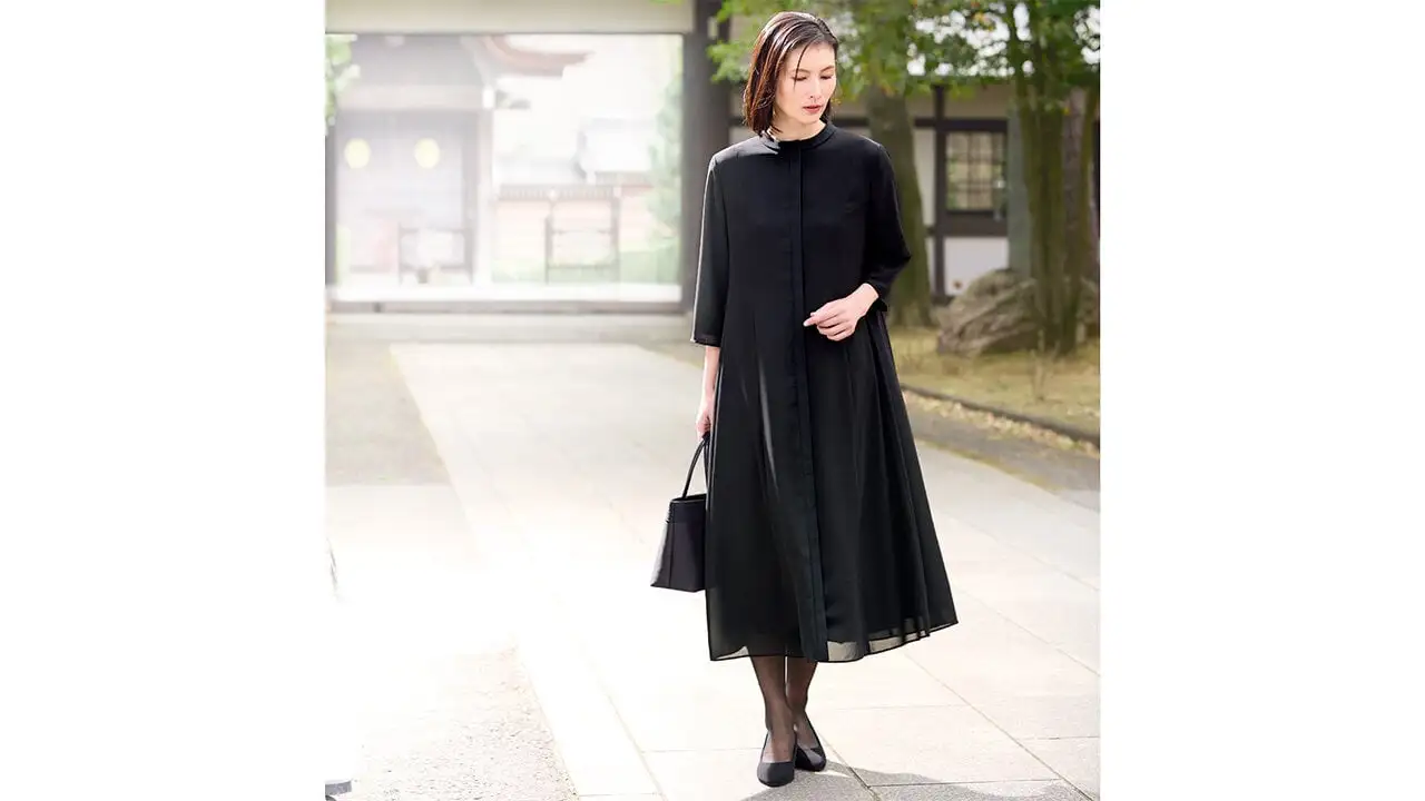 フォーマルワンピースを着た女性