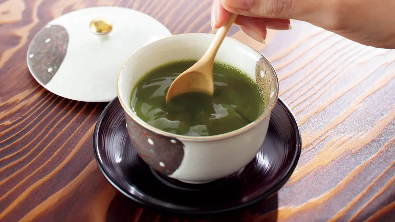 画像：カテキン有機粉末緑茶を湯吞に入れている様子