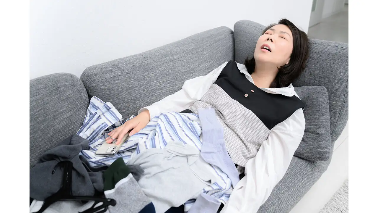片付けに疲れた女性