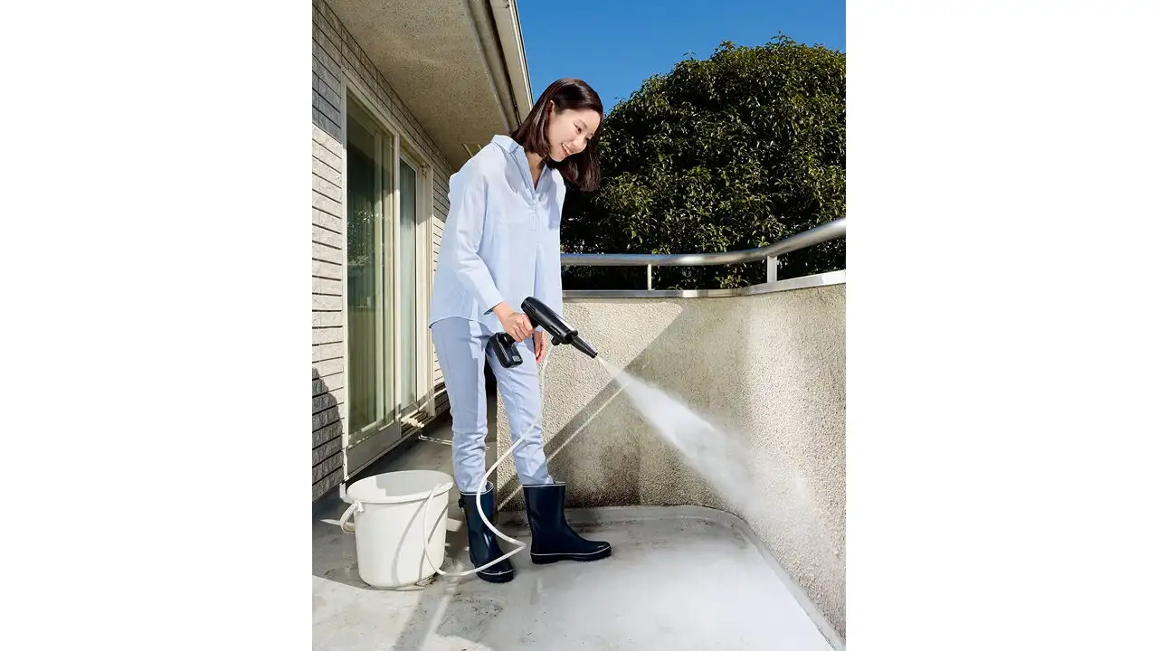 商品『コンパクト高圧洗浄機トルネード』を使用するモデル女性
