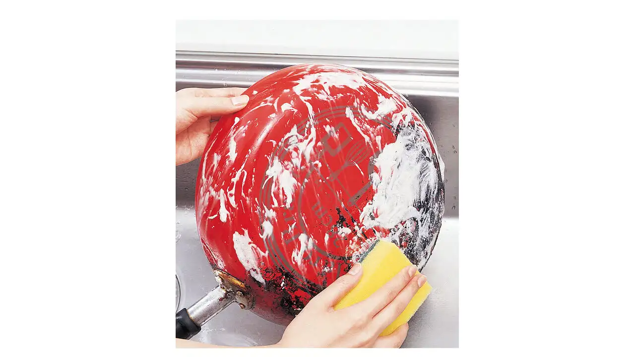 商品『クリンマスター』を使ってフライパンのコゲを落とす