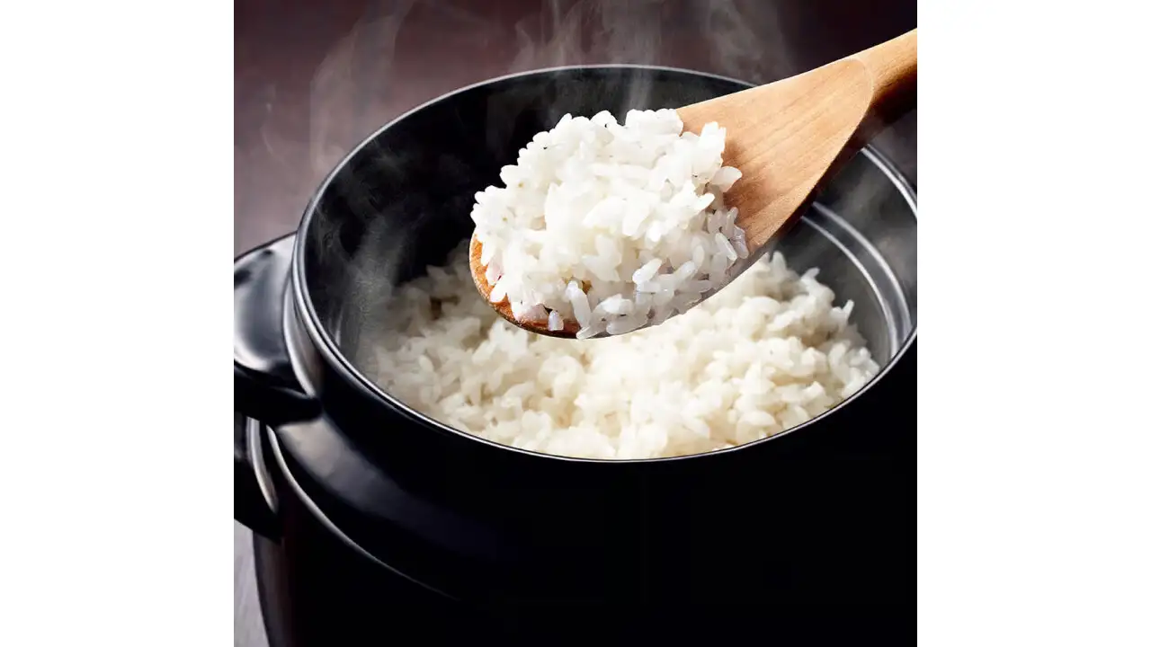 画像：かまどご飯釜でお米を炊いている様子