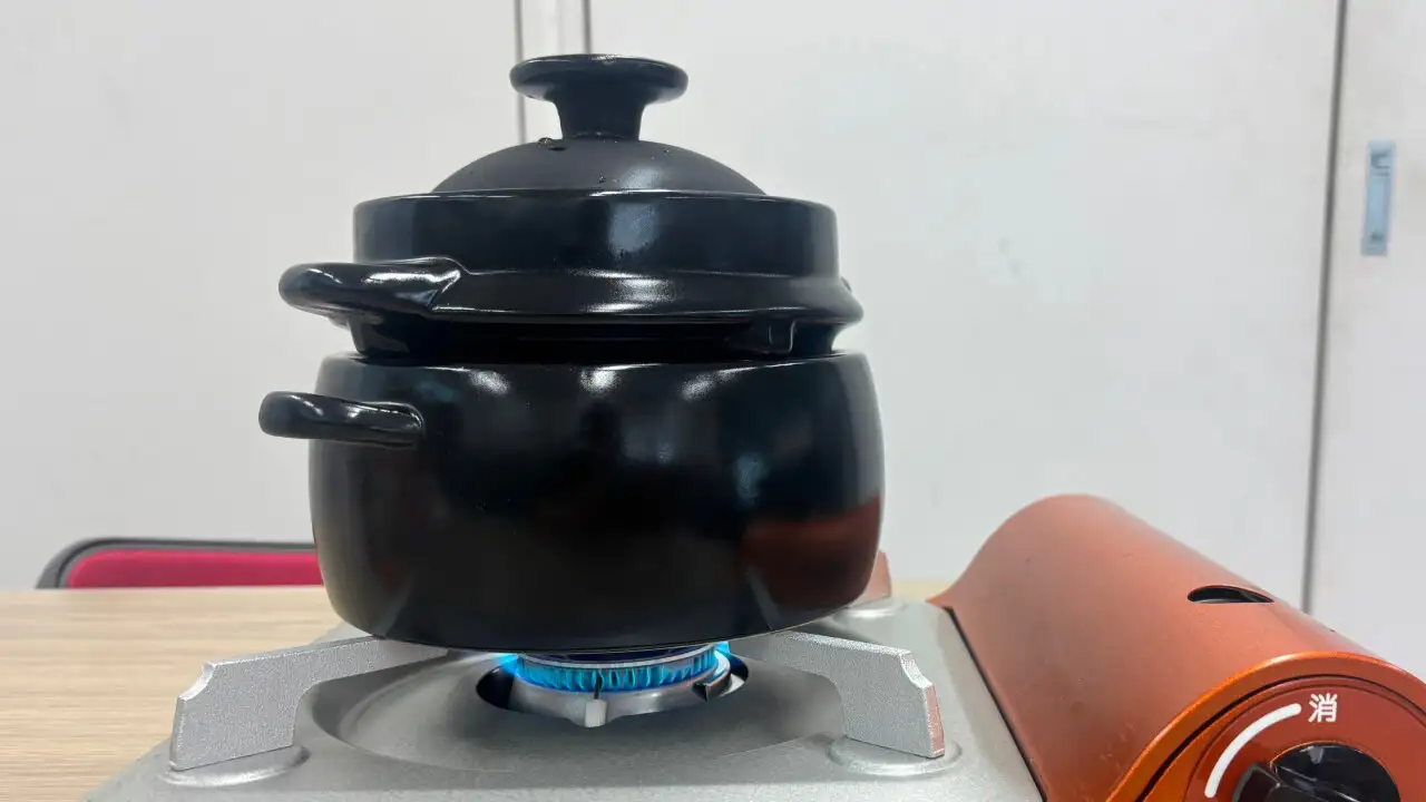 画像：かまどご飯釜をコンロの上にのせている様子