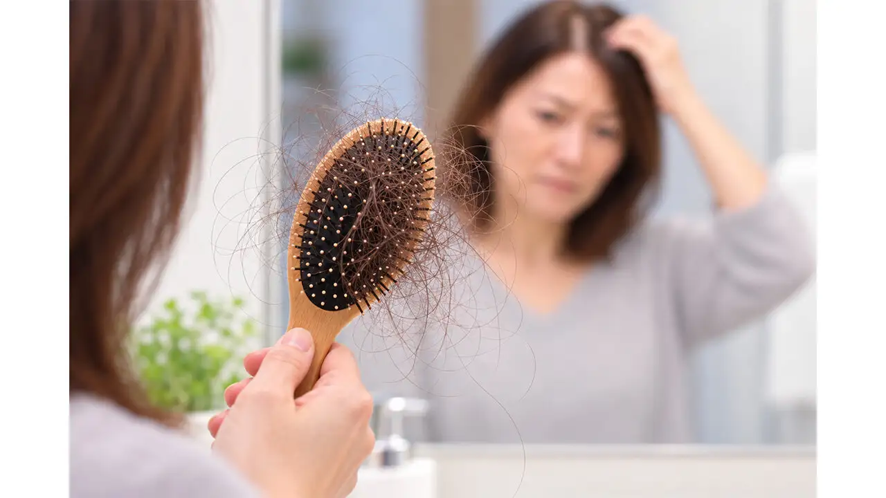 画像：抜け毛に悩む女性の様子