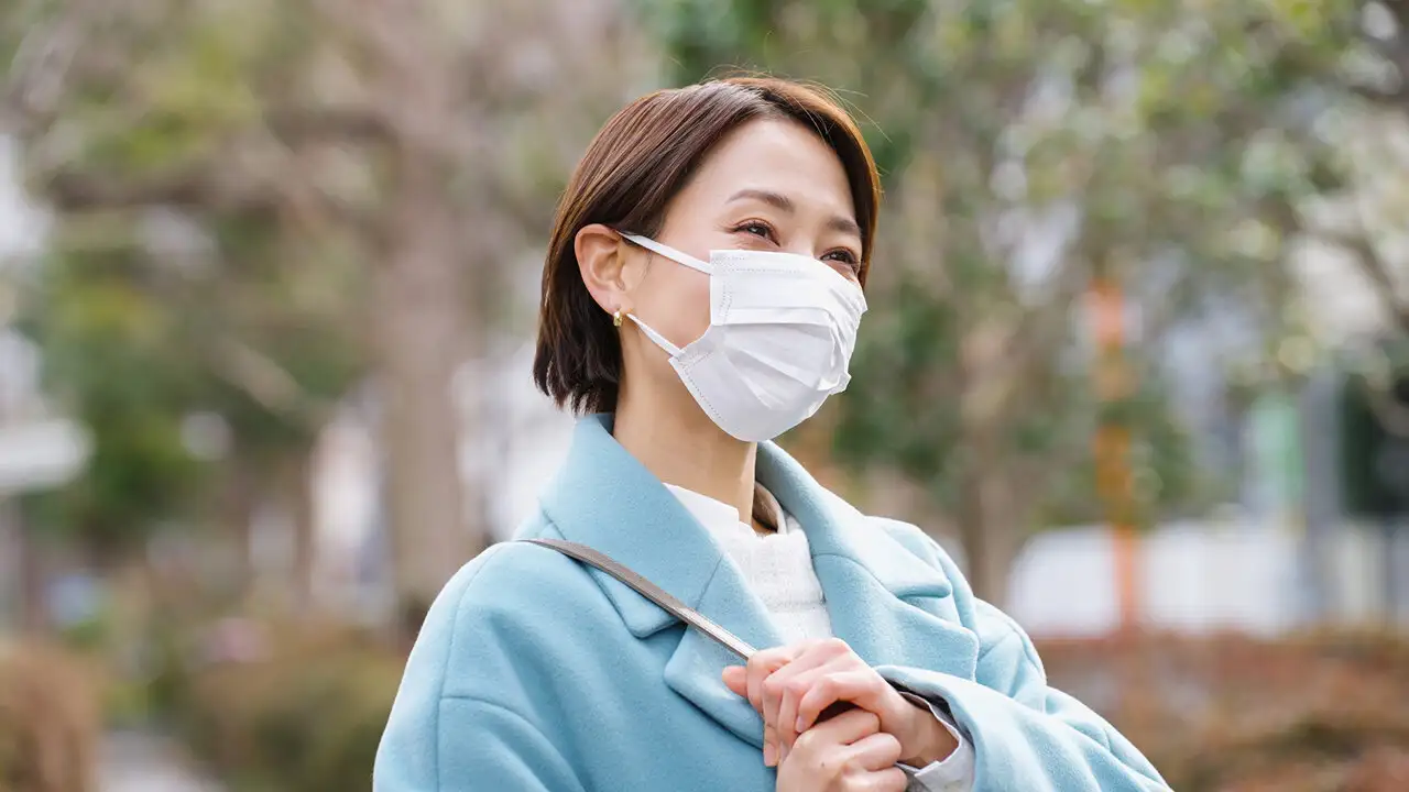 外でマスクを着用している女性