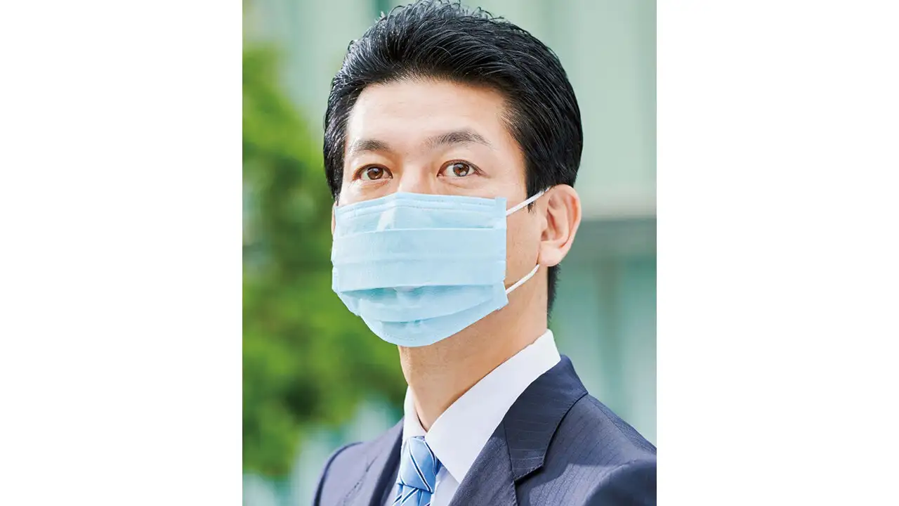 アースプラスマスク35枚組を着用する男性