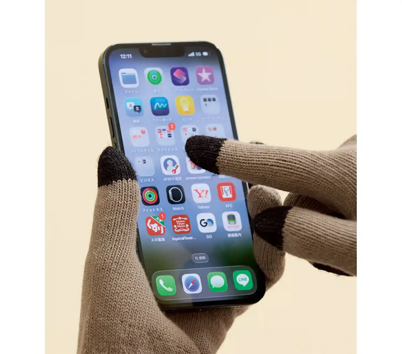 画像：フジヒート発熱手袋を着用してスマホを操作している様子